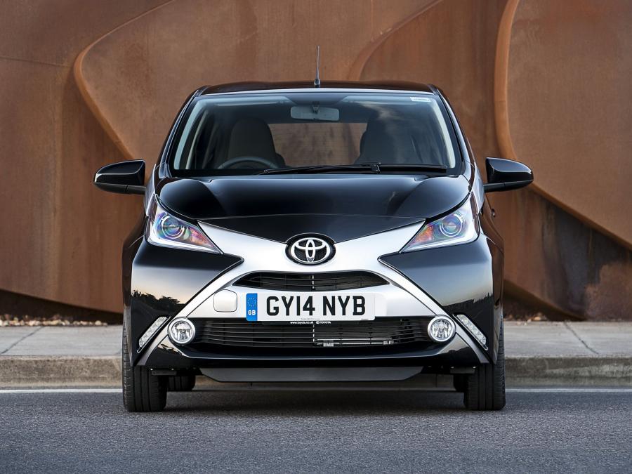  Toyota Aygo x-clusiv 5-Door 2014 года  (UK) (фото 9 из 15)